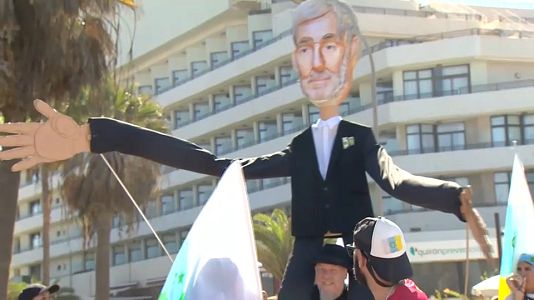Representación del presidente de Canarias, Fernando Clavijo, en una de las manifestaciones. 