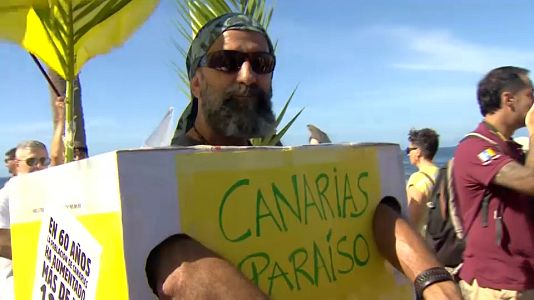 Manifestante contra el turismo en Canarias. 