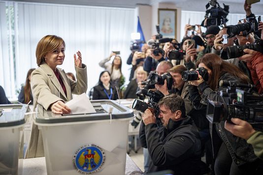 La presidenta de Moldavia, Maia Sandu, deposita su voto en un colegio electoral en Chișinău, 20 de octubre de 2024.