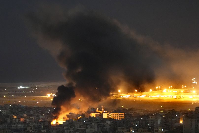 Llamas y humo tras un ataque aéreo israelí en los suburbios del sur de Beirut, 20 de octubre de 2024.