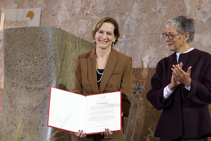 Anne Applebaum, a sinistra, riceve il premio internazionale per la pace da Karin Schmidt-Friderichs, presidente dell'Associazione editori e librai tedeschi