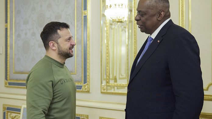 Guerra in Ucraina, il segretario alla Difesa degli Stati Uniti visita Kiev: l'incontro con Zelensky