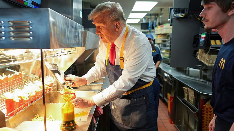 Trump hace campaña en un establecimiento de McDonald's, en el estado de Pensilvania (EE.UU.), el domingo 20 de octubre de 2024