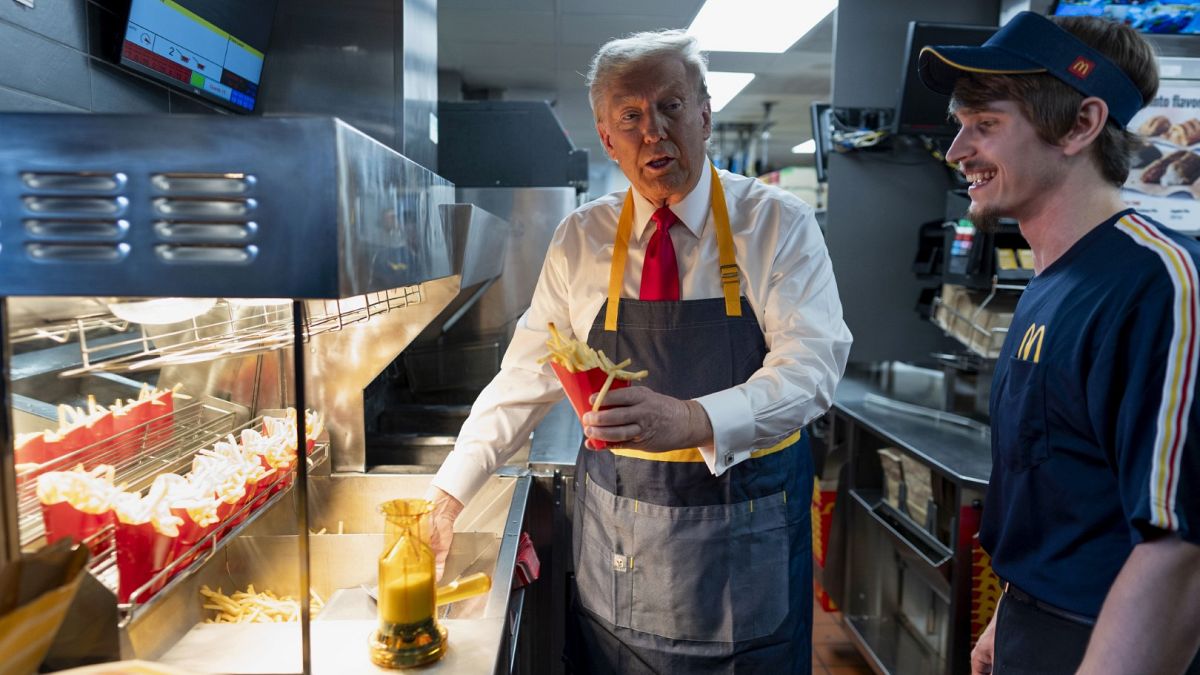 Trump fríe patatas de McDonald's en un intento de atraer a los votantes de clase trabajadora | Euronews