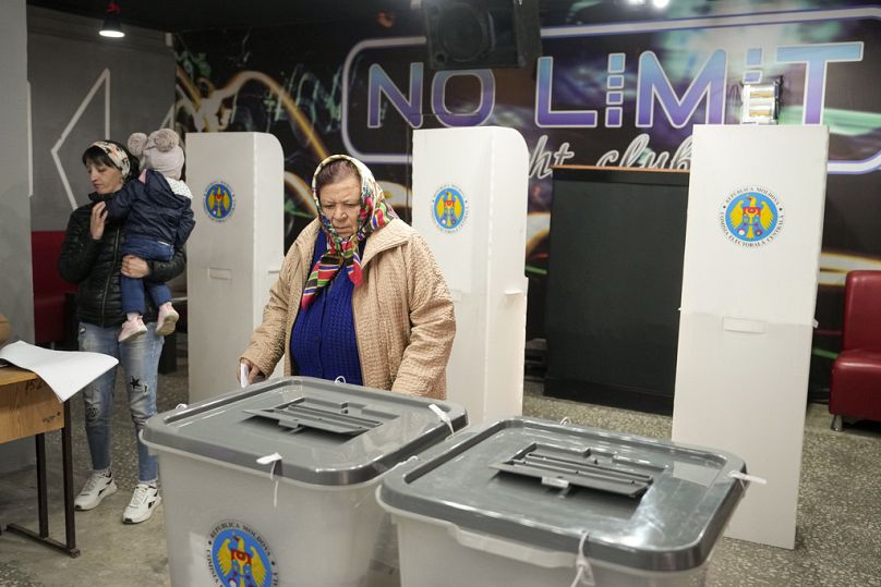 Une femme se prépare à voter à Hrusevo, en Moldavie, dimanche 20 octobre 2024.