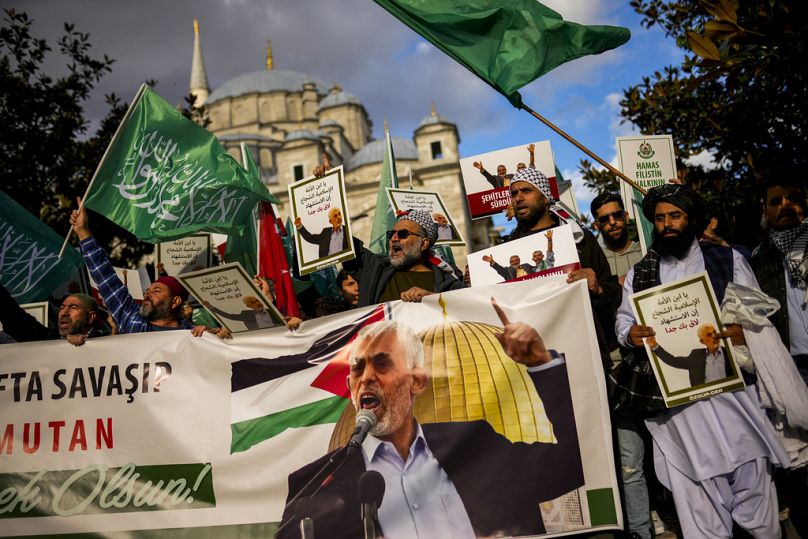 Des personnes en deuil au mémorial de Yahya Sinwar à Istanbul 