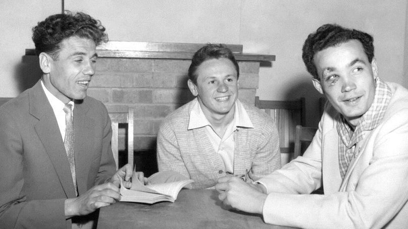 Haza nem térő magyar sportolók, Tábori László atléta, Kárpáti György (ő később hazatért) és Zádor Ervin vízilabdázók Melbourne-ben 1956. december 8-án.