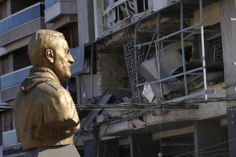 Eine Büste des verstorbenen iranischen Generals Qassem Soleimani steht vor einer zerstörten Filiale des von der Hisbollah geführten Qard al-Hassan in Beirut,21. Oktober 2024. 