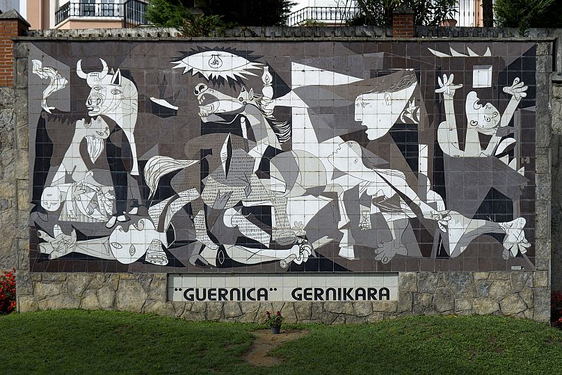 Réplica a tamaño real del 'Guernica' de Picasso (1937) en la ciudad homónima del País Vasco.