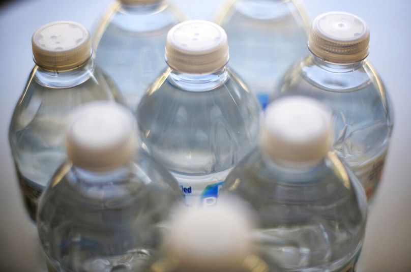 De l'eau en petites bouteilles sur une table, à Los Angeles. 