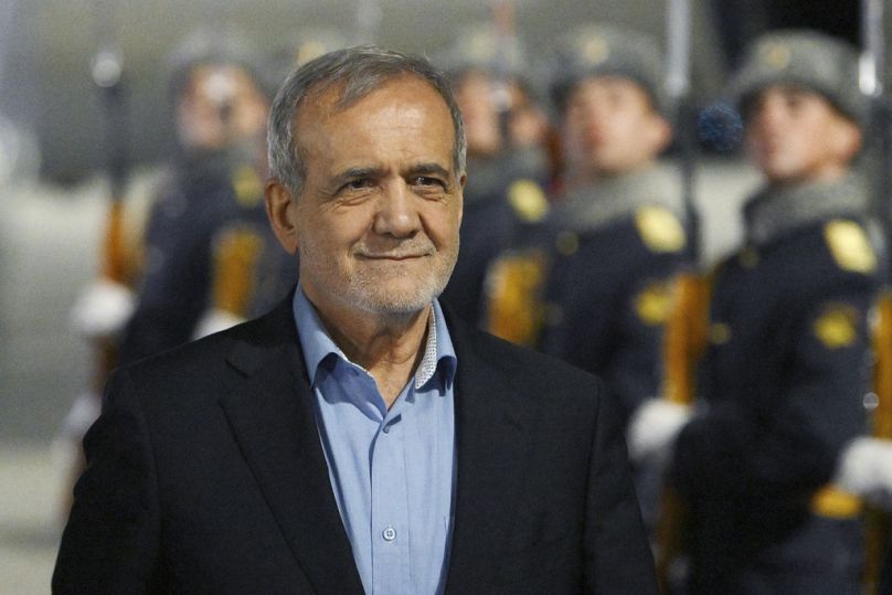 الرئيس الإيراني مسعود بزشكيان يصل إلى مطار قازان الدولي لحضور قمة البريكس في روسيا 22 تشرين الأول أكتوبر 2024