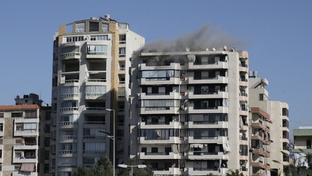 كان قائما وانهار في لحظة عين.. ضربة إسرائيلية على لبنان تدمر مبنى في بيروت ضمن التصعيد المستمر