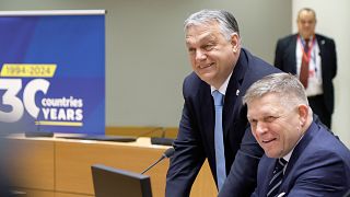 Il primo ministro slovacco Robert Fico e il primo ministro ungherese Viktor Orban posano per i fotografi durante una tavola rotonda in occasione di un vertice UE a Bruxelles, 22 marzo 2024