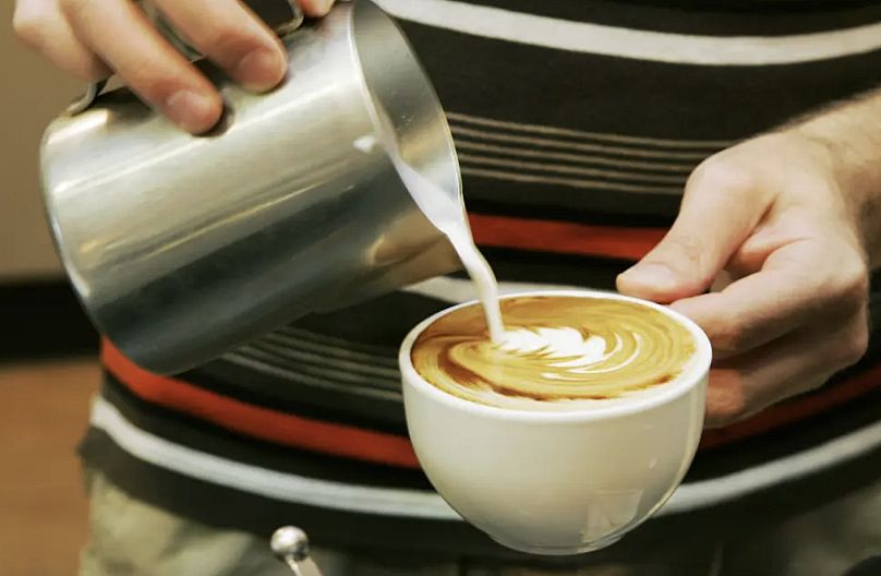 Kansas'ın Overland Park kentindeki bir dükkânda bir barista kahve hazırlıyor, 14 Ağustos 2008.