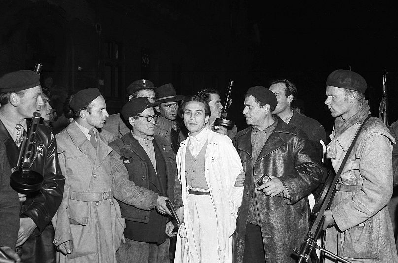 Magyar forradalmárok egy elfogott férfivel 1956 november 8-án