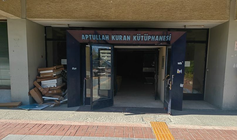 Boğaziçi Üniversitesi Kuzey Kampüs'te boşaltılan Aptullah Kuran Kütüphanesi'nin dış cepheden bir görünümü, 22 Ekim 2024