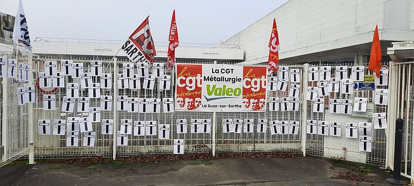 Le croci disegnate sui pannelli affissi ai cancelli della fabbrica Valeo in Francia