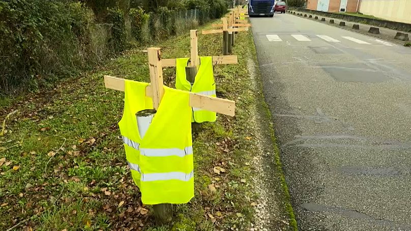 Des croix posées sur le bord de la route près de l'usine Valeo de Suze sur Sarthe