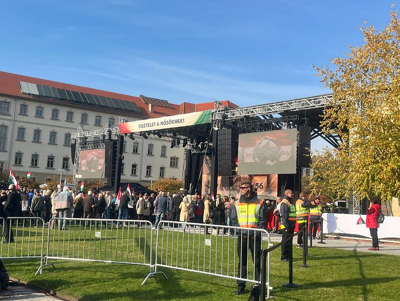 Gyülekező hallgatóság a Millenárison