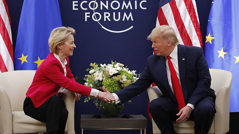 Apretón de manos entre Donald Trump y la Presidenta de la Comisaria Europea Úrsula von der Leyen, Davos, 2020