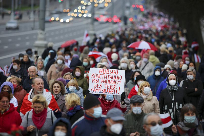 Des bélarusses rassemblés pour protester contre les résultats officiels de l'élection présidentielle à Minsk, en novembre 2020.