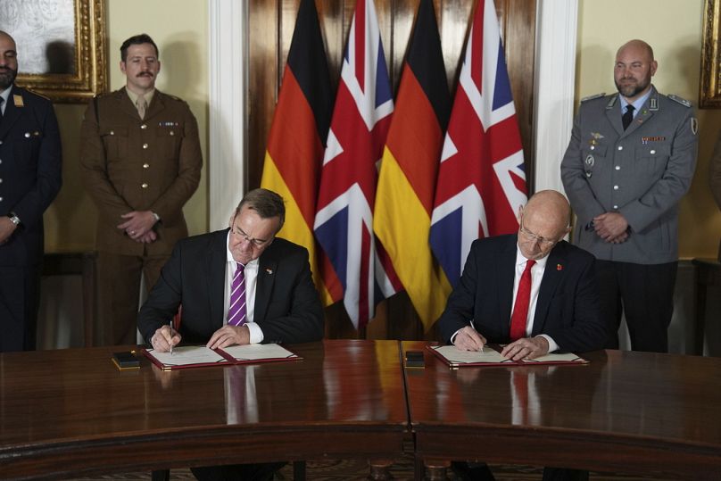 Il segretario alla difesa John Healey, a destra, e il suo omologo tedesco Boris Pistorius firmano un nuovo accordo di difesa UK-Germania presso la Trinity House a Londra