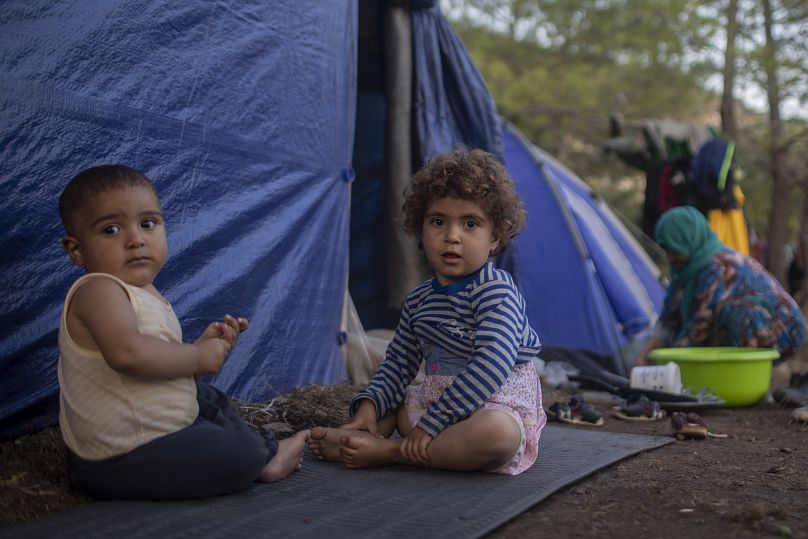Niños sirios juegan en una tienda de campaña improvisada cerca de un campamento de refugiados y migrantes en la isla griega de Samos.