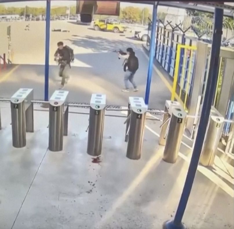 صورة من مقطع فيديو التقطته كاميرا أمنية يظهر فيه شخصان يحملان أسلحة وحقائب أثناء هجوم على مقر شركة الطيران والدفاع التركية 