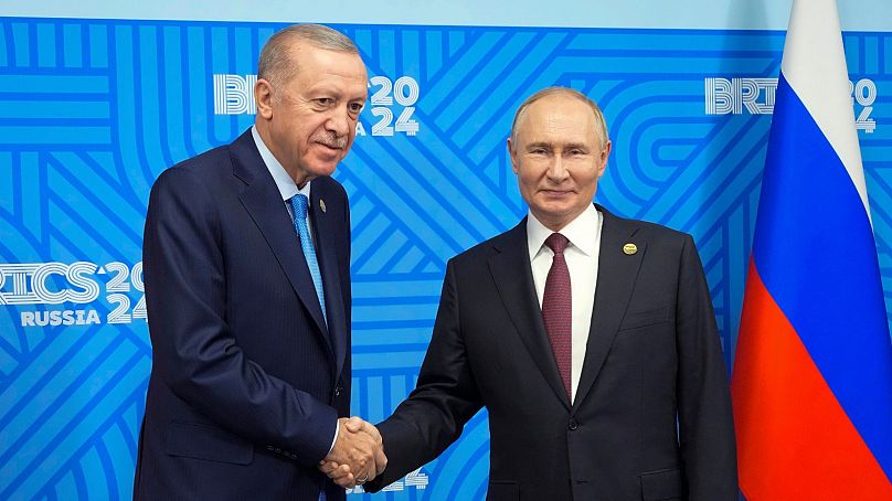  Presidente russo, Vladimir Putin, reúne-se com o Presidente turco, Recep Tayyip Erdogan, à margem da cimeira dos BRICS em Kazan, na Rússia.