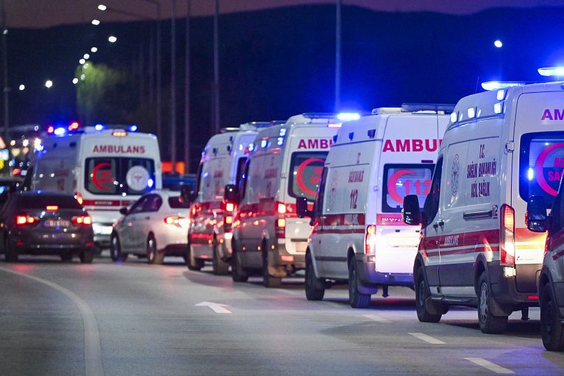 Ambulâncias aguardam em fila à porta da Turkish Aerospace Industries Inc., nos arredores de Ancara, Turquia.