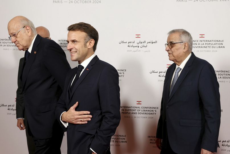Emmanuel Macron na chegada chegada a uma conferência de imprensa internacional de apoio ao Líbano, em Paris. 