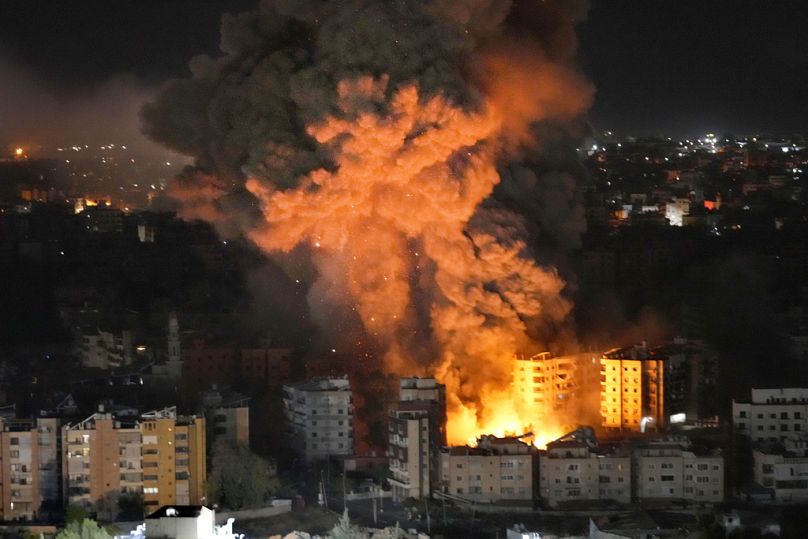 Chamas e fumo sobem de edifícios atingidos por ataques aéreos israelitas em Dahiyeh, no subúrbio sul de Beirute, Líbano, quarta-feira, 23 de outubro de 2024