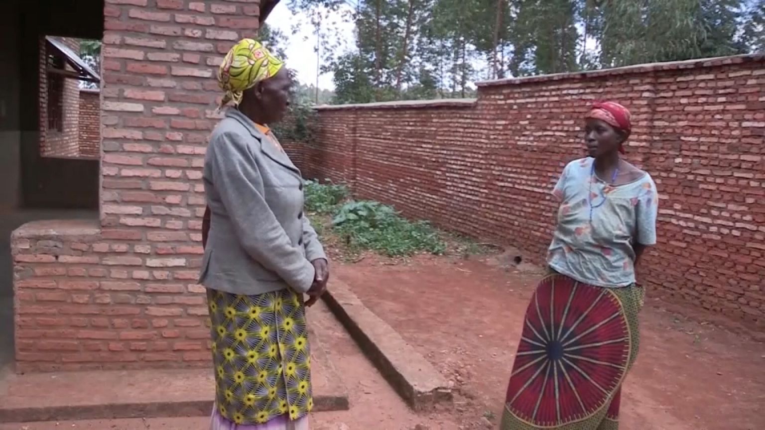 Dos mujeres en Burundi saludándose de la manera tradicional.