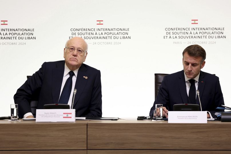 Fransa Cumhurbaşkanı Emmanuel Macron ile Lübnan geçici Başbakanı Necip Mikati (solda), Paris'te düzenlenen konferansta birlikte yer aldı. / 24 Ekim 2024 Perşembe