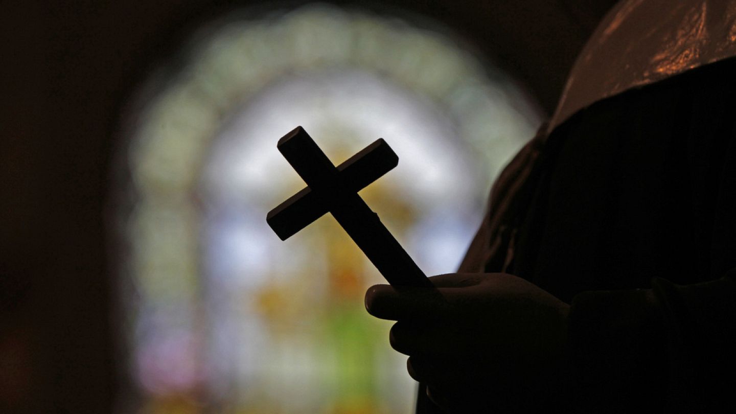 Los sacerdotes de la Iglesia católica griega, en el punto de mira de la  Autoridad de Blanqueo de capitales negros | Euronews