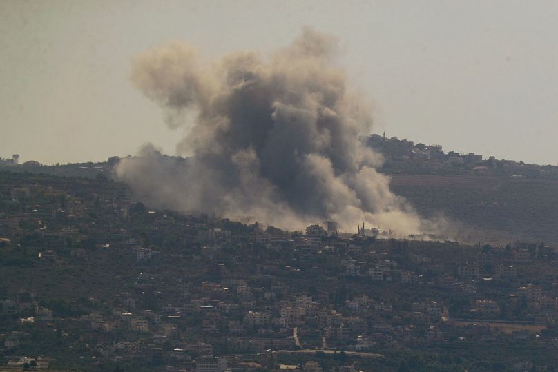 الدخان يتصاعد من غارة جوية إسرائيلية على قرية المنصوري، كما يظهر من مدينة صور الجنوبية، جنوب لبنان، الخميس، 24 أكتوبر/تشرين الأول 2024