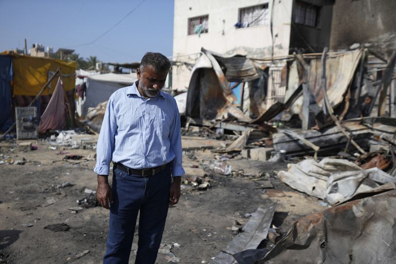 المواطن الفلسطيني عبد الحي الدلو يقف في موقع استشهاد ابن أخيه شعبان في حريق اندلع إثر غارة إسرائيلية على منطقة خيام بساحة مستشفى شهداء الأقصى في دير البلح بقطاع غزة