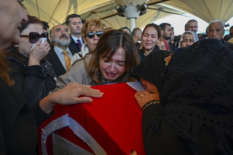أقارب جنغيز جوشكون الذي قُتل في الهجوم  في الجنازة