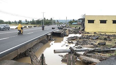 I danni dopo il passaggio della tempesta tropicale nelle Filippine