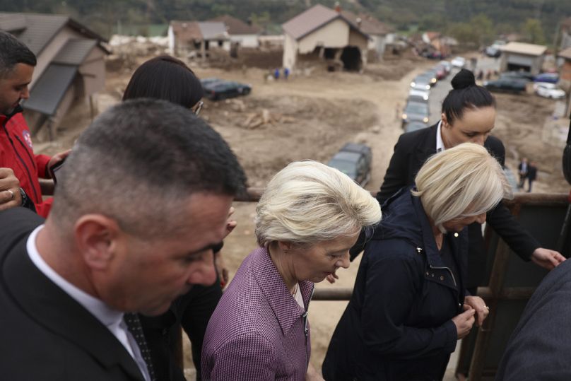Ursula von der Leyen visite la zone récemment touchée par des inondations à Donja Jablanica, en Bosnie.