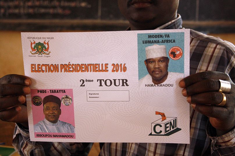 Niger Mahamadou Issoufou, à gauche, et du chef de l'opposition Hama Amadou, à droite, dans un bureau de vote, lors de l'élection, à Niamey, au Niger, le dimanche 20 mars 2016.