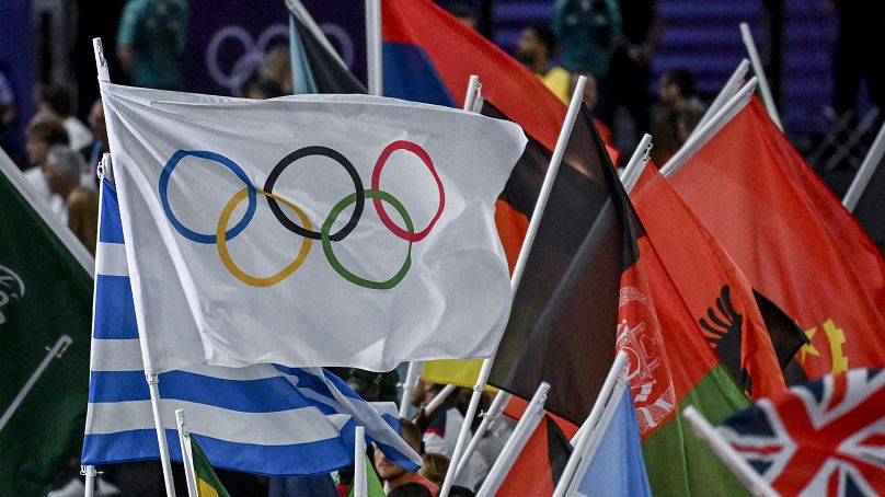 Az olimpiai mozgalom zászlója a sportolók bevonulásán a 2024-es párizsi nyári olimpia záróünnepségén a Stade de France-ban 2024. augusztus 11-én. 