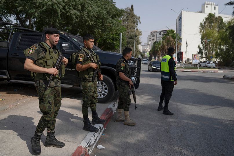 قوات الأمن الفلسطينية المنتشرة حديثًا في مدينة جنين تتمركز في مفترق رئيسي في مدينة جنين بالضفة الغربية المحتلة، الأحد، 13 أغسطس 2023