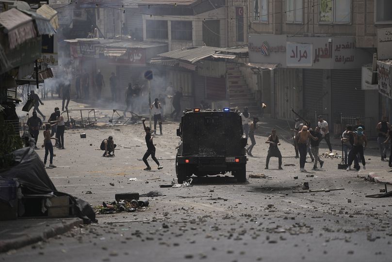 فلسطينيون يشتبكون مع قوات الأمن الفلسطينية بعد حملة اعتقالات ضد مسلحين محليين في مدينة نابلس بالضفة الغربية، 20 سبتمبر/أيلول 2022