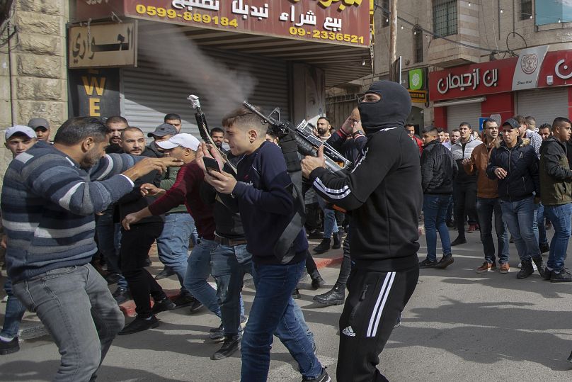  مشاجرات بين قوات الأمن الفلسطينية ومسلحين محليين خلال تشييع جنازة جميل كيال الذي قُتل في اشتباكات مع القوات الإسرائيلية، في مدينة نابلس، 13 ديسمبر 2021