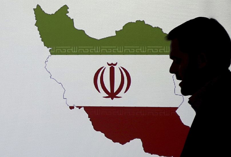 مدير في إحدى الشركات التابعة لفاير آي يتحدث إلى الصحفيين عن تقنيات القرصنة الإيرانية، في دبي، الإمارات العربية المتحدة