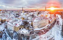 Essendo stata costruita in pietra anziché in legno, molto di più della città medievale di Tallinn è sopravvissuto, comprese diverse torri.