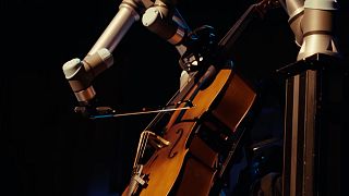 No Comment : premier concert pour un robot violoncelliste en Suède