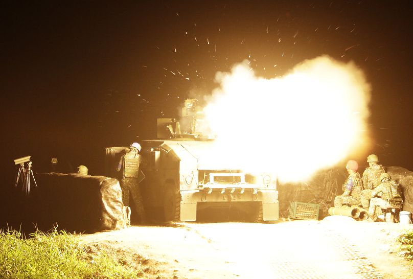 إطلاق صاروخ من حاملة صواريخ مضادة للدبابات من طراز (M41A7 TOW ITAS) خلال تدريبات عسكريةفي مقاطعة بينغتونغ، جنوب تايوان، الاثنين 26 أغسطس/آب 2024