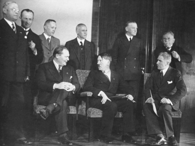 Alfred Hugenberg (a kép jobb szélén, állva) Hitler első kormányában, 1933 januárjában